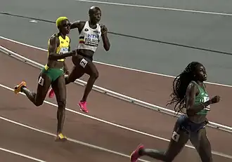 Zielkurve: Cynthia Bolingo Mbongo (Bahn&nbsp;2). Candice McLeod (Bahn&nbsp;3), Rhasidat Adeleke&nbsp;(rechts)