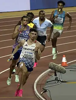 Die Schlussläufer in der Zielkurve: Téo&nbsp;Andant für Frankreich hinter dem US-Amerikaner Rai&nbsp;Benjamin (hier nicht im Blick), der Brite Rio&nbsp;Mitcham auf Rang drei, dahinter Antonio&nbsp;Watson (Jamaika), Leungo&nbsp;Scotch (Botswana), Rajesh&nbsp;Ramesh&nbsp;(Indien)