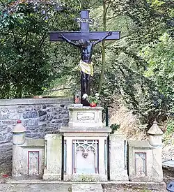 Friedhofskreuz (nach der Sanierung aufgrund der Flutschäden)