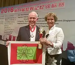 Gedächtnis-Weltmeisterschaft 2016 in Singapur: Luise Maria Sommer bei der Preisverleihung durch Tony Buzan.