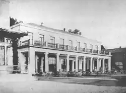 Schwarzweiß-Fotografie eines Hauses mit Arkadengang