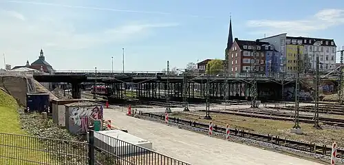 Die erste Bahnhofsbrücke kurz vor dem Beginn des Abrisses, April 2021