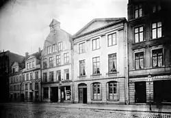 Die Nr.&nbsp;22 ist das zweite Haus von rechts der hiesigen zerstörten Häuser