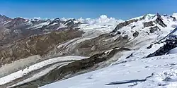 Gornergletscher im September 2020 vom Breithorn aus gesehen – deutlich erkennbar die Lücke zwischen eigentlichem Gornergletscher (im Hintergrund, Bildmitte) und Grenzgletscher