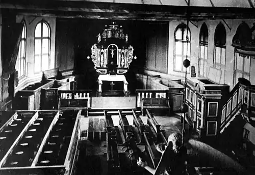 Der Innenraum der St.-Lorenz-Kirche, rechts im Vordergrund der Taufengel