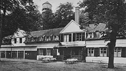 Eingeschossiger Bau mit Satteldach. Schriftzug „Autoliebchen“