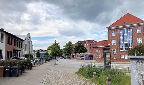 Der Betrachter steht auf dem einstigen Fahrbahnbeginn der Ziegelstraße an der Fackenburger Allee