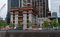 Baustelle des Three World Trade Centers im Mai 2012, mittig deutlich erkennbar der Betonkern, davor ist ein Teil der 9/11-Gedenkstätte zu sehen