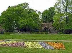 Blick auf Gefallenendenkmal