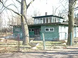 Kindergarten (Haus Nr.&nbsp;2), wenige Monate vor der Zerstörung 2006