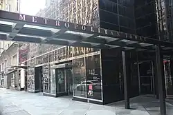 Eingänge 142W57 (Büros) und 146W57 (Apartments) in der 57th Street