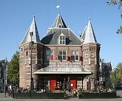 De Waag (Vorderansicht 2007), das frühere Stadttor Sint Antoniespoort