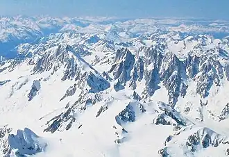 Der Combatant Mountain (Mitte) von Südosten, rechts Mt. Tiedemann, links Mt. Waddington