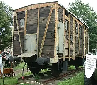 Einer der ersten provisorischen, gepanzerten Güterwagen des Panzerzuges Poznańczyk.
