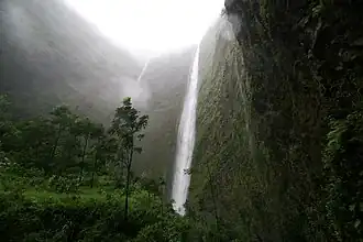 Hiʻilawe-Wasserfall am hinteren Ende des Waipiʻo Valley.