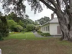 Seite des Gebäudes, vom Garten gesehen