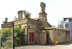 Empfangsgebäude, Straßenseite