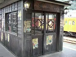 Warteraum auf Bahnsteig