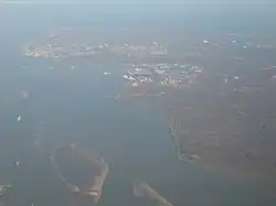 Ganz oben an der Spitze sieht man Westkapelle aus der Luft