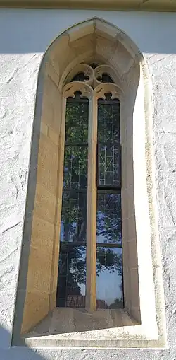 Spätgotisches Maßwerkfenster an der Südfassade mit zwei Nonnenköpfen und zwei Fischblasen