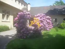 Nebeneingang links von der Feierhalle.