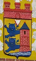 Wappen mit Mauerzinnen-Bekrönung an der Waldschule.