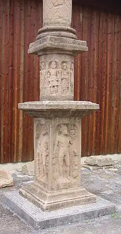 Viergötterstein, Zwischensockel und Säulenbasis.