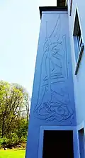 Bildungshaus im Sonnental, Sgraffito mit Darstellung des Erzengels Michael im Kampf mit dem Drachen aus dem Jahr 1955 von Nikolaus Schmitt-Nennig an der Fassade