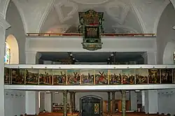 Empore mit Kreuzwegsbildern und Orgel