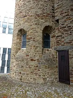 Die Apsis der romanischen Kapelle als Untergeschoss des modernen Kirchturmes