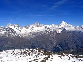 Zinalrothorn (Bildmitte) zwischen Ober Gabelhorn (links) und Weisshorn (rechts) der Weisshorngruppe, gesehen vom Gornergrat, links vom Ober Gabelhorn ist die Spitze der Dent Blanche sichtbar