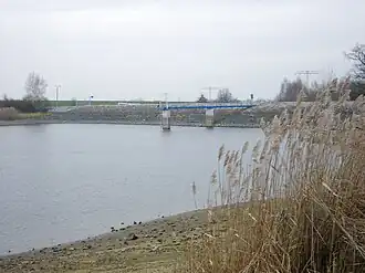 herbstlicher Blick auf den Stausee, im Hintergrund der Staudamm
