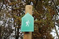 Das Foto zeigt einen Wanderweg-Wegweiser