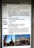 Die Informationstafel zum Wandhoff-Findling