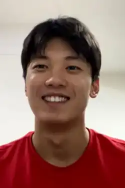 Wang Shun im roten T-Shirt vor einem hellen Hintergrund