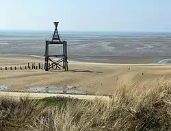 Ostende mit der 2013 abgerissenen Ostbake Wangerooge, Blick von den Dünen übers Watt zum Festland