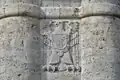 Das Reichsadlerrelief mit Bismarckwappen auf der Ostseite