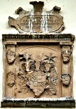 Wappenrelief des Wormser Bischofs Philipp I. von Rodenstein, am Amtshaus des Bischöflichen Schlosses in Dirmstein