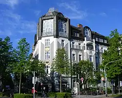 Sogenanntes Wappenhaus an der Ecke zur Maillingerstraße