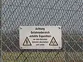 Warnschild an den umzäunten Abspanndrähten