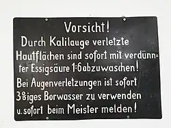 Schild in einer Bahnwerkstatt