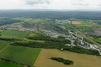 Blick in das Warsteiner Hügelland mit Steinbruch und Naturschutzgebiet Hohe Lieth.