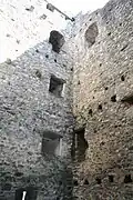 Innenseite des Turms mit Balkenlöchern