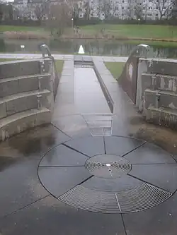 Rasenhügel, Blick von innen zum See, hinten: Wasserkanone.