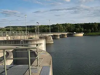 Wasserkraftwerk Gottfrieding von oberhalb und vom linken (westlichen) Ufer