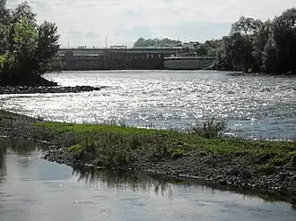 Wasserkraftwerk Landau von unterhalb und vom rechten Flussufer