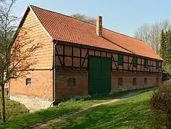 Zufahrt zum Vierseithof mit der Wassermühle Liesebach und die Rückseite des Mühlengebäudes