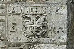 Inschriftenstein an der Gebäudefassade mit der Jahreszahl 1563