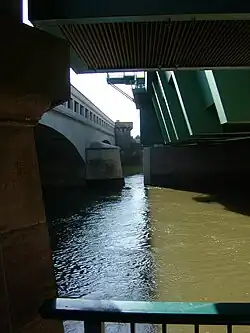 Die Weser führt unter den beiden Brücken durch, links die Alte Kanalbrücke Minden, aufgenommen bei normalem Wasserstand.