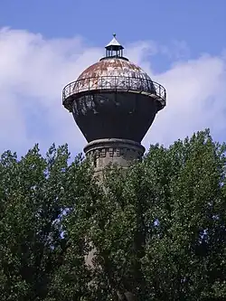 Ehemals weithin sichtbares Wahrzeichen des alten Dorfes: Der Wasserturm